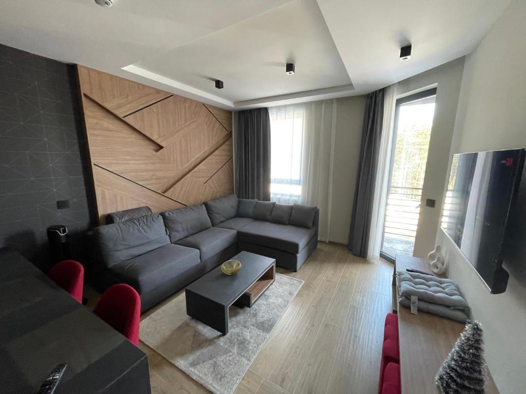 ein Wohnzimmer mit Sofa und Fernseher in der Unterkunft Escape Panorama Apartmani Tara in Kaludjerske Bare