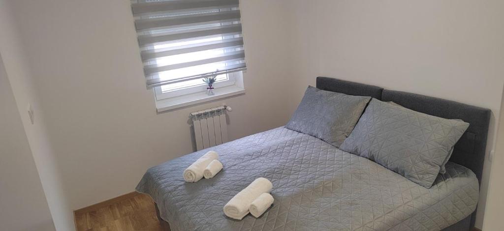 um quarto com uma cama com duas toalhas em Jelena Lux 