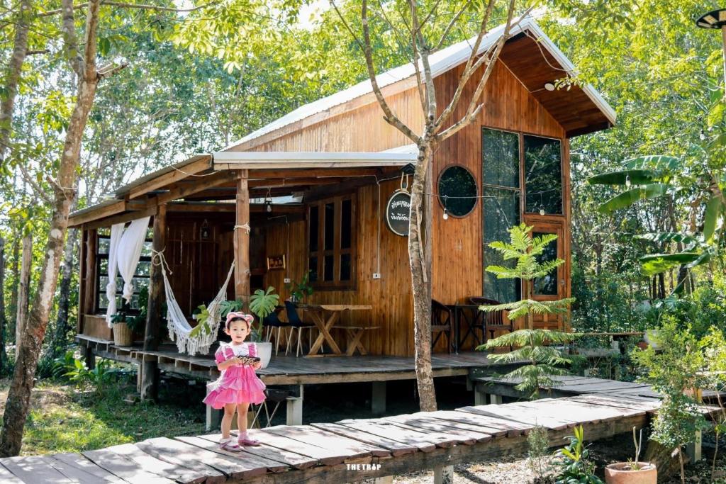 Κήπος έξω από το Baanraipoonwana Baanboonmak