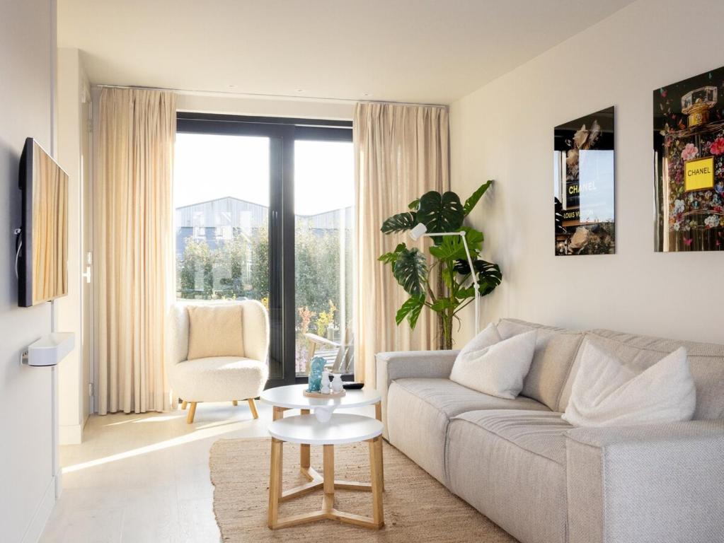 Χώρος καθιστικού στο Luxe Verblijf in een Waterlodge aan de Waterkant