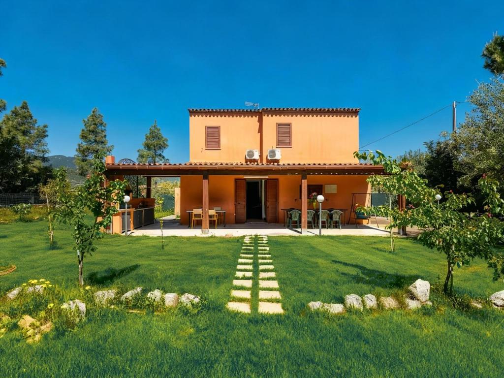 vista su una casa con cortile di Villa Giulietta a Castiadas