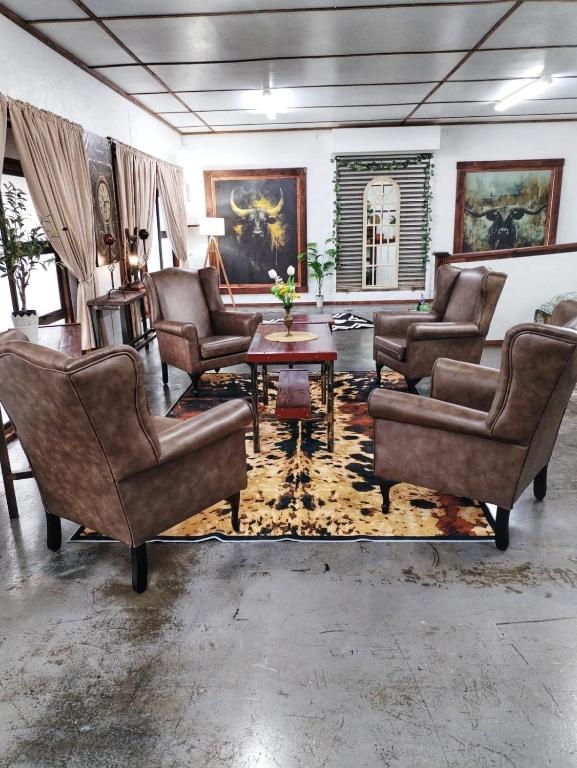 格拉斯科普2K City Studios Not Self catering的配有皮椅和桌子的客厅