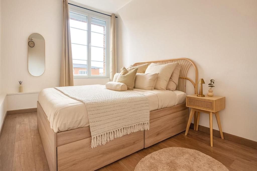 Ένα ή περισσότερα κρεβάτια σε δωμάτιο στο Nouveau sur dunkerque LE NID DU BEFFROI