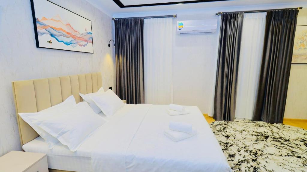 Een bed of bedden in een kamer bij The Moonya Hotel