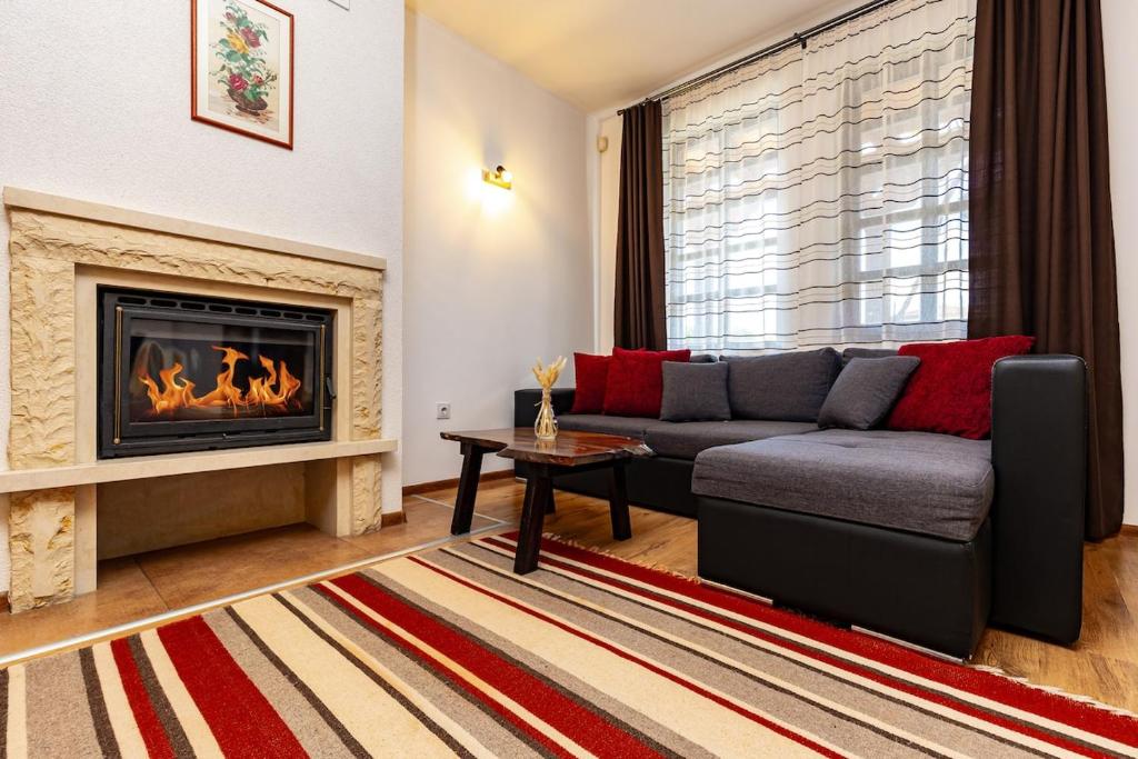 Χώρος καθιστικού στο Vacation Home in Starosel Pool & Spa