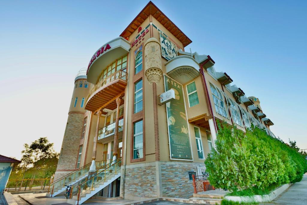 un grande edificio in mattoni con scale laterali di AaSia a Bukhara