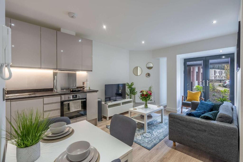 Kuchyň nebo kuchyňský kout v ubytování Stylish 1 bed apartment in Central Solihull