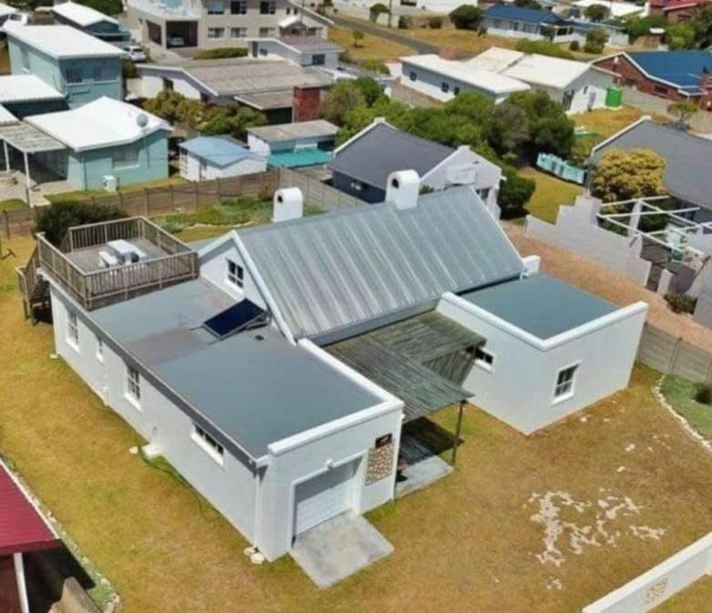 an aerial view of a white house in a city at Low tide living in Struisbaai