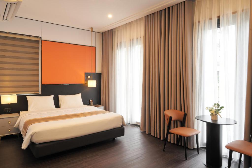 Ένα ή περισσότερα κρεβάτια σε δωμάτιο στο H- Dragon Hotel