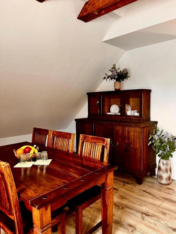 ein Esszimmer mit einem Holztisch und Stühlen in der Unterkunft Pamela in Eußenheim