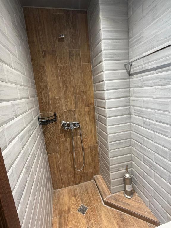 een douche met een glazen deur in een badkamer bij New gudauri loft 1 - #434 in Goedaoeri