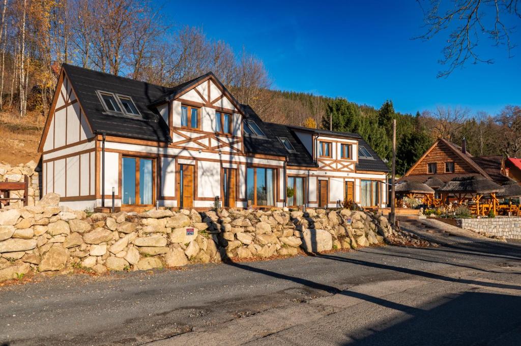 Το κτήριο όπου στεγάζεται  η παραθεριστική κατοικία