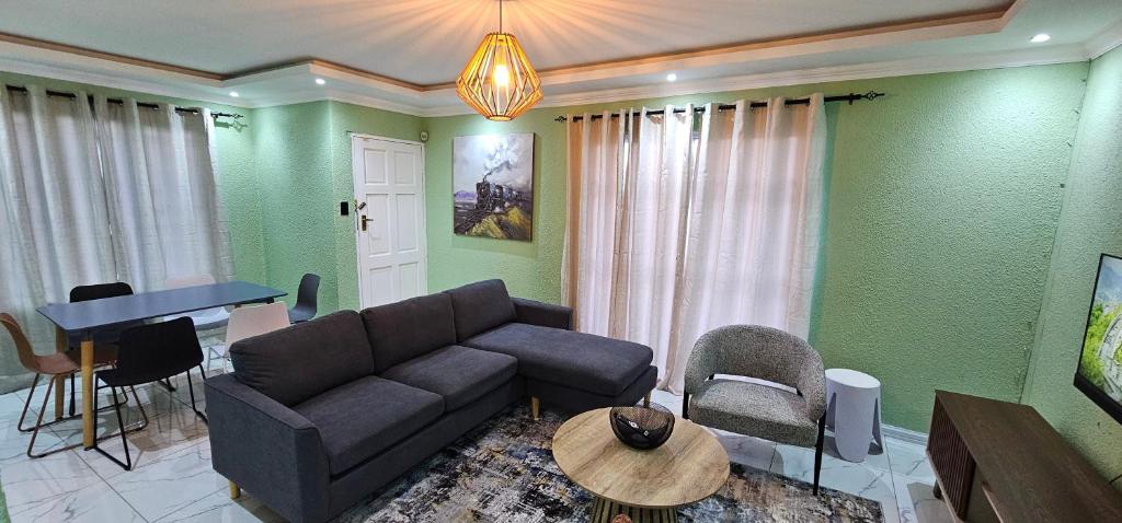 Mountain Ridge Lux Stay في روستنبرج: غرفة معيشة بها أريكة وطاولة