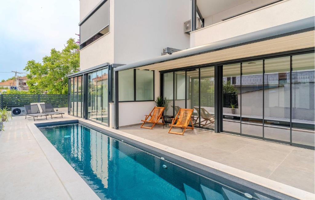 Bazén v ubytování Amazing Apartment In Zadar With Heated Swimming Pool nebo v jeho okolí