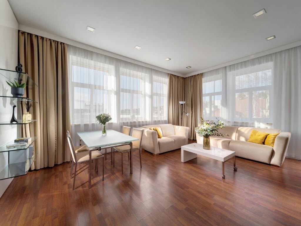 ブラチスラヴァにあるMamaison Residence Sulekova Bratislavaのソファとテーブルのあるリビングルーム