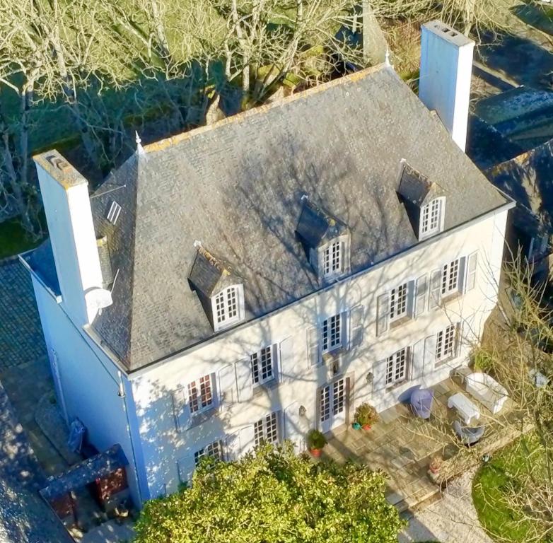 una vista aerea di una casa bianca di La Meffrais 1741 - Manoir Élégant - B&B - Parking - 3 min de Dinan a Dinan