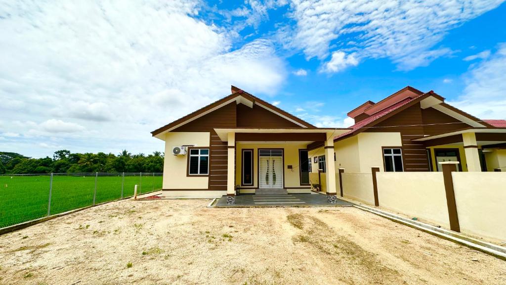 a house with a fence in front of it at AS Suria Homestay Banglo 1 Tingkat Kota Bharu in Kota Bharu