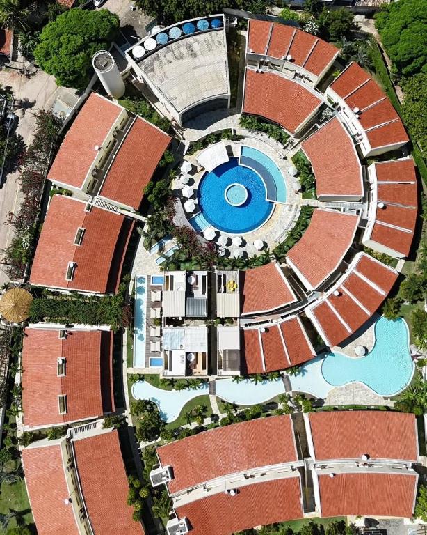 uma vista superior de um edifício com piscina em Solar Águas Pipa Stays em Pipa