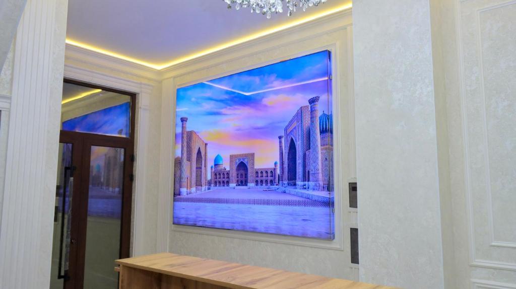 een schilderij van een moskee op een muur bij The Moonya Hotel in Samarkand