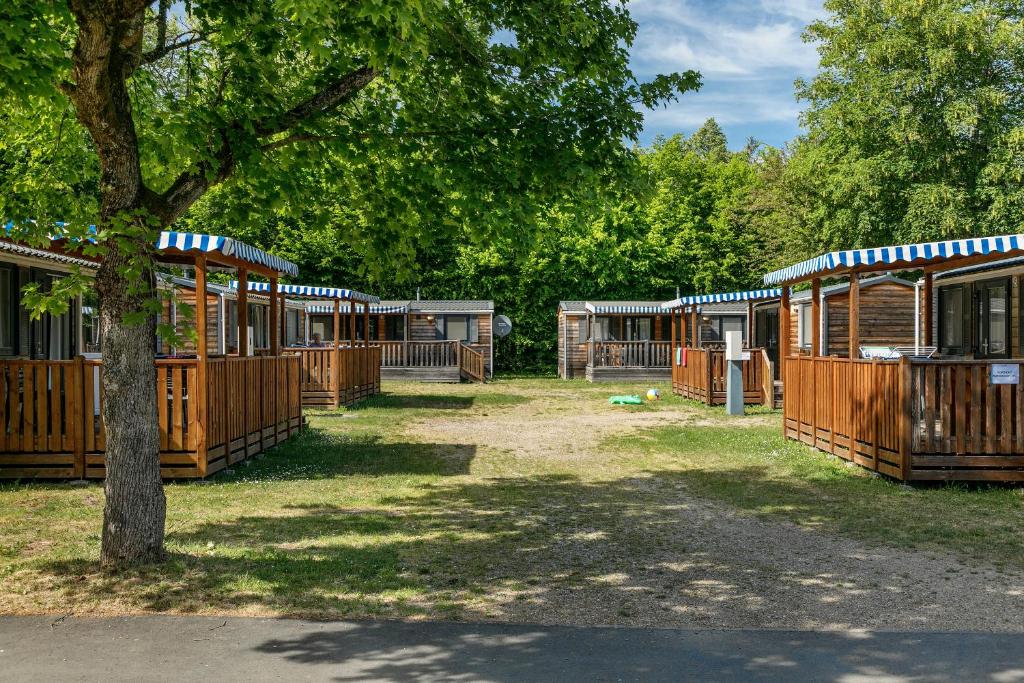 Bygningen som campingpladsen ligger i