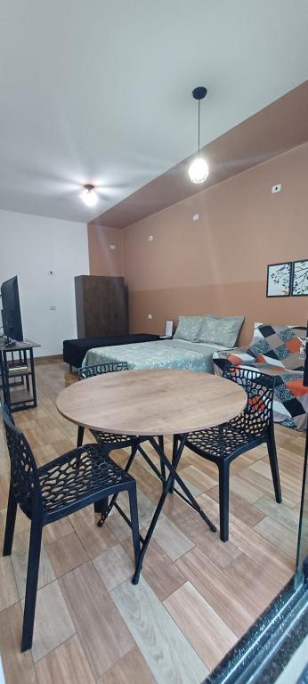 a room with a table and chairs and a bed at Apê Estúdio Rodrigues 01 in Paranaíba