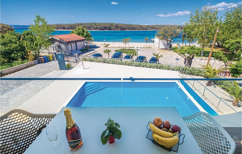 Swimmingpoolen hos eller tæt på Gorgeous Apartment In Punat With Pool