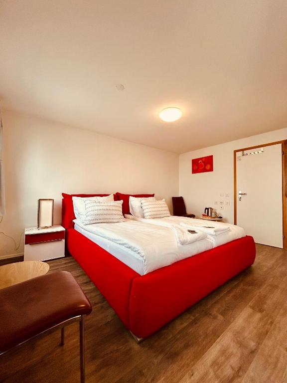 Romantic Room, Private Bathroom and Great View في هايدن: غرفة نوم بسرير احمر كبير في غرفة