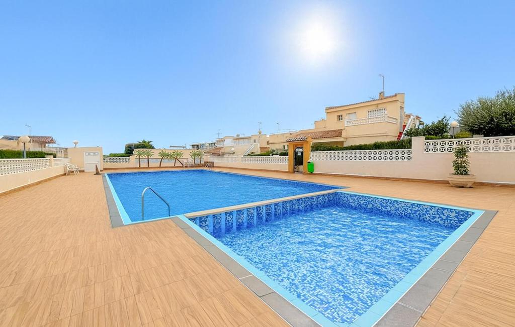 Three Bedroom Cozy Apartment In Torrevieja