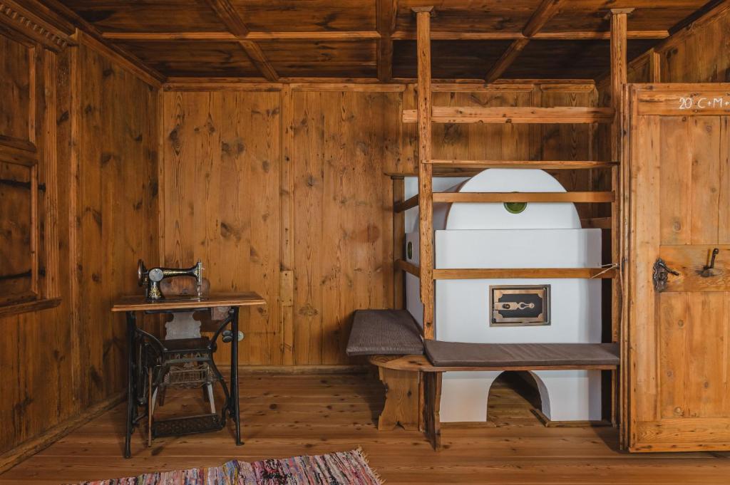 una habitación con una litera y una mesa en Maso Via Vecchia, en Ora - Auer