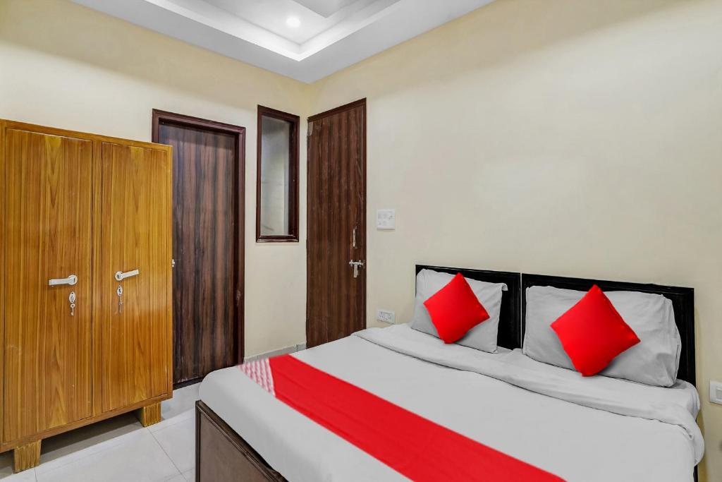 Giường trong phòng chung tại Hotel O Mt Stays
