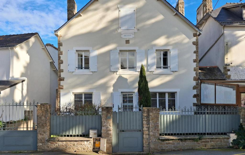 ein weißes Haus mit einem Zaun davor in der Unterkunft One Bedroom Awesome Apartment In Carnac in Carnac-Plage