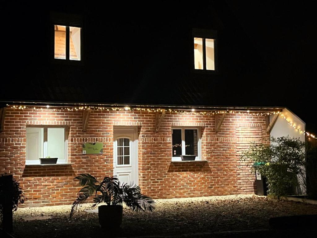 una casa di mattoni con luci sopra la notte di Nature et Moi a Wittes