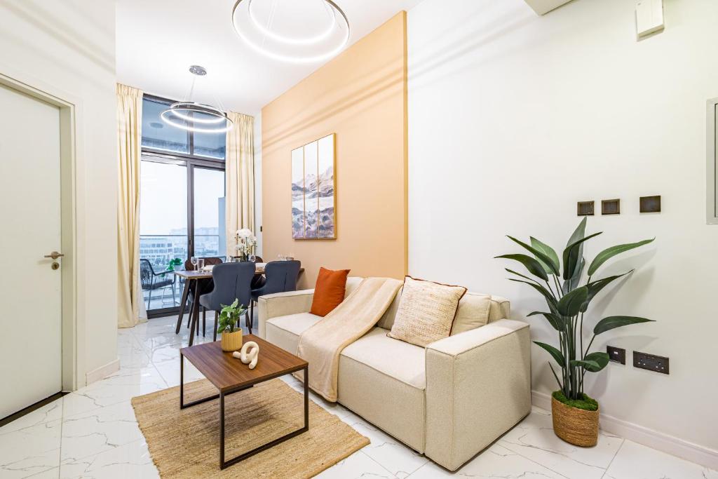 Khu vực ghế ngồi tại Fully Furnished 1 BDR in Masdar City - 5 min to Airport - 10 min to Yas Mall, Ferrari World, Sea World