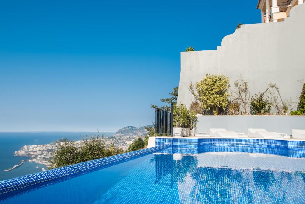 Πισίνα στο ή κοντά στο Luxury Terraced Villa at Palheiro Village