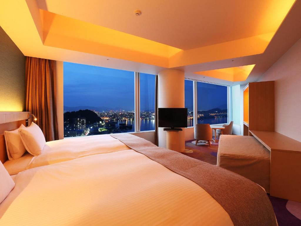 Postel nebo postele na pokoji v ubytování Grand Prince Hotel Hiroshima
