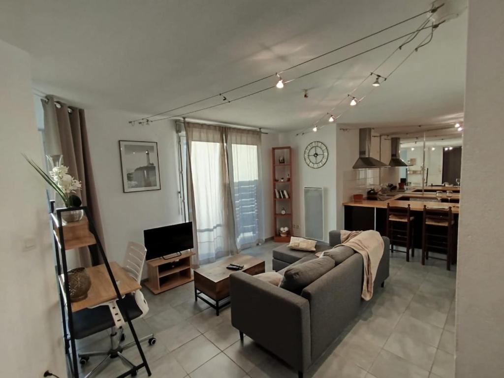 Μια τηλεόραση ή/και κέντρο ψυχαγωγίας στο Essential Near stadium Air conditioning et Private parking