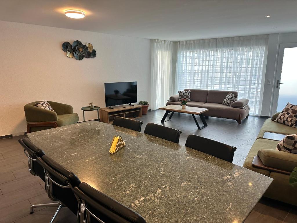 Μια τηλεόραση ή/και κέντρο ψυχαγωγίας στο The Golf apartments