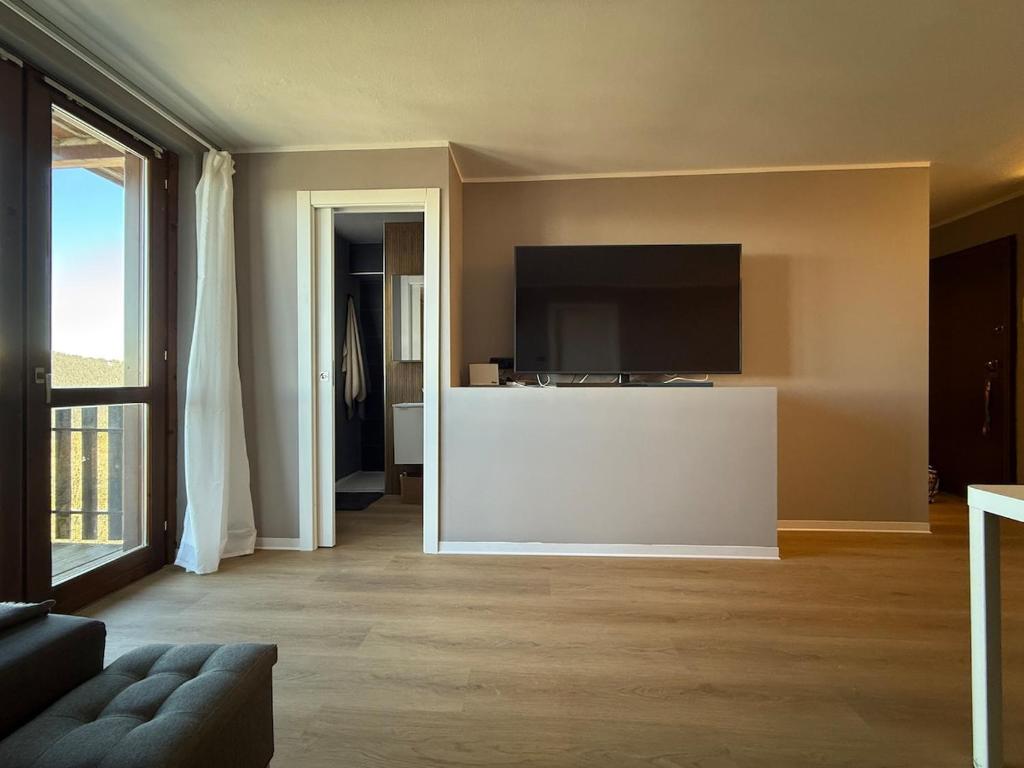 โทรทัศน์และ/หรือระบบความบันเทิงของ Attico del Sole sulle piste da sci - Box privato