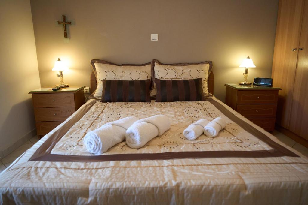 Postel nebo postele na pokoji v ubytování Neossia - Tripoli City Escape