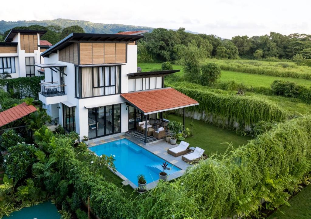 Πισίνα στο ή κοντά στο LohonoStays Villa Siena F