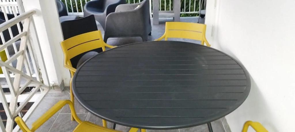 Χώρος καθιστικού στο Appartement en bord de mer à Les Trois-Îlets, 27 m², parfait pour 3