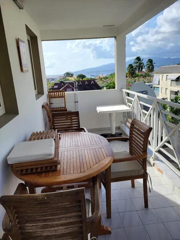 Μπαλκόνι ή βεράντα στο Appartement lumineux avec terrasse à Les Trois-Îlets