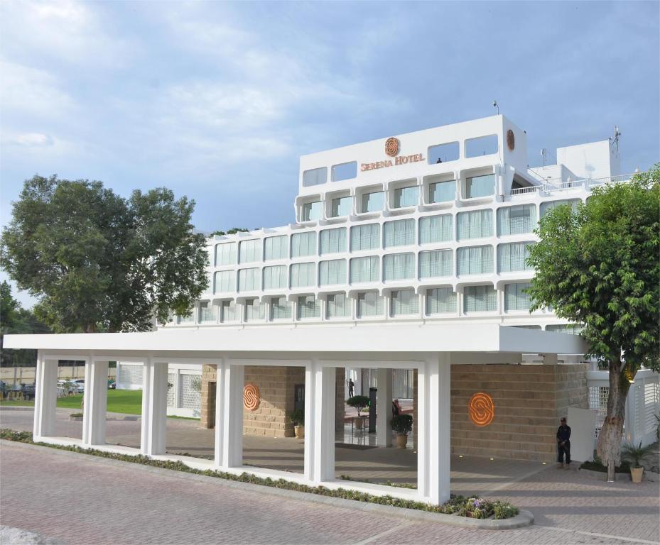 白沙瓦Peshawar Serena Hotel的街上的一家白色建筑的酒店