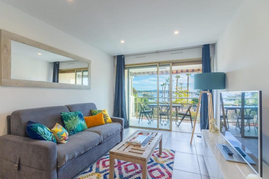 Posezení v ubytování L’Escapade Bandolaise Terrace with Sea View At the Port in Central Band