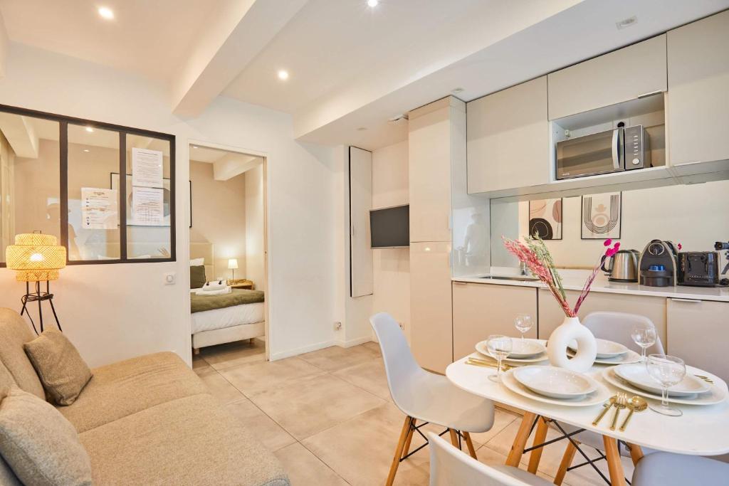 Apartment Le Marais Place des Vosges by Studio prestige