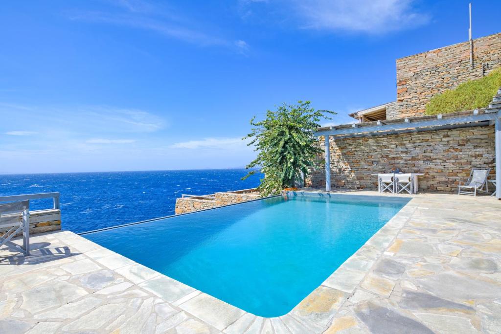 Bazén v ubytování Waterfront villa "Afros" with a pool, direct access to the sea and a small beach nebo v jeho okolí