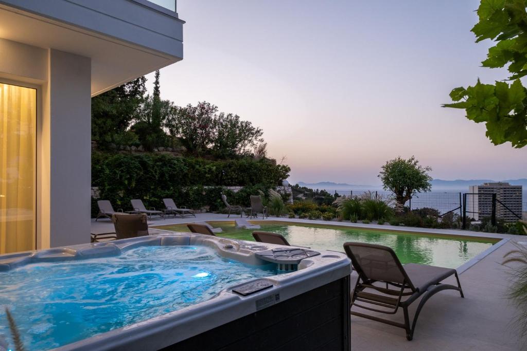 Swimmingpoolen hos eller tæt på Vista by Del Sol Villa