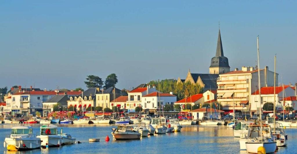 Confort & Calme في سانت جيل كروا دي فيي: يتم رسو مجموعة من القوارب في الميناء