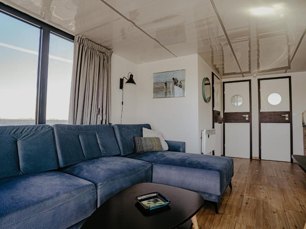 Khu vực ghế ngồi tại Houseboat Campi Uitgeest
