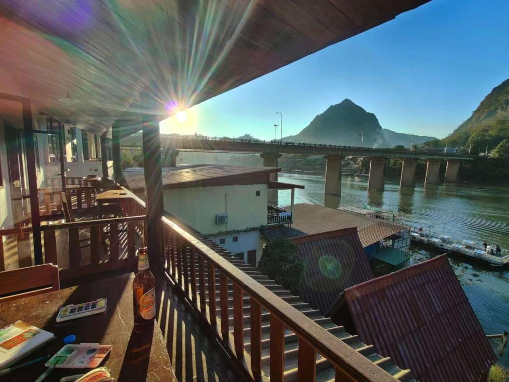- Balcón con vistas al río y al puente en Pont Inn Nong Khiaw, en Nongkhiaw
